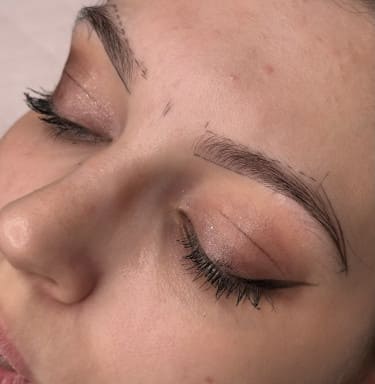 Unghie gel effetto marmo realizzate con tecnica di onicotecnica realizzato da Silvia Vaccarin presso il nostro studio Opal Tattoo a Udine